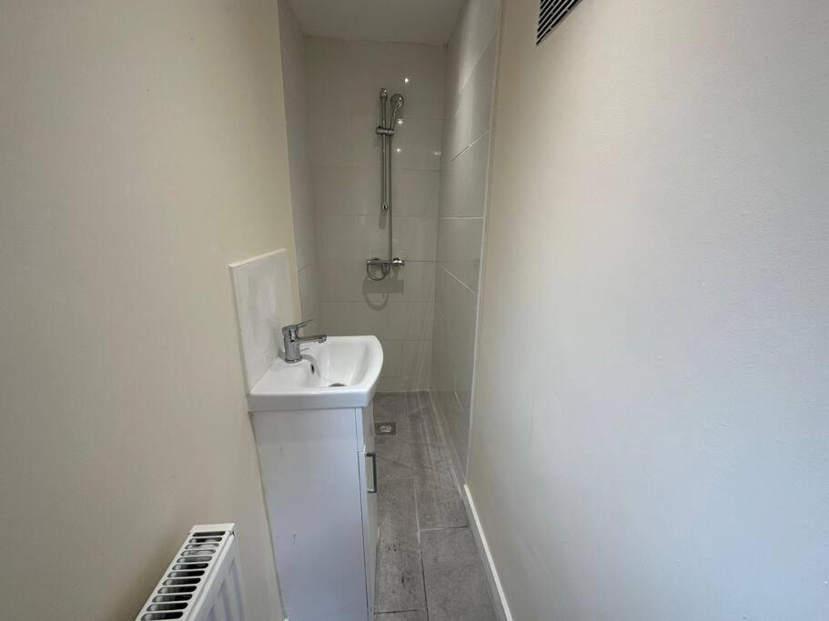Big 3 Bedroom London House With 2 Bathroom Плъмстед Екстериор снимка
