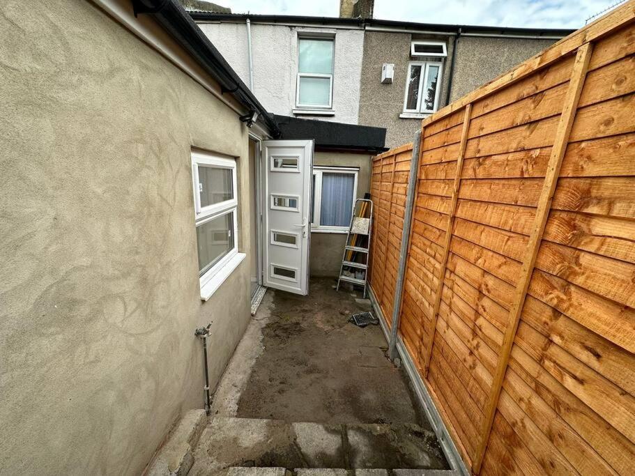 Big 3 Bedroom London House With 2 Bathroom Плъмстед Екстериор снимка