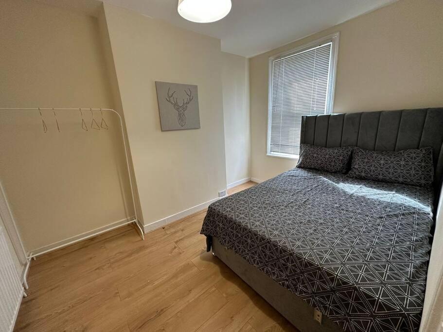 Big 3 Bedroom London House With 2 Bathroom Плъмстед Екстериор снимка