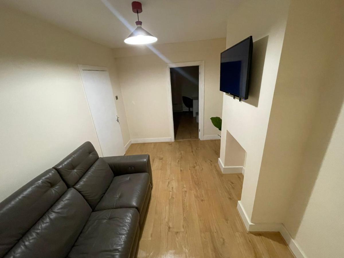 Big 3 Bedroom London House With 2 Bathroom Плъмстед Екстериор снимка